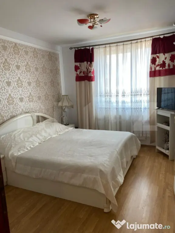 Apartament 4 camere de vanzare cu parcare inclusa, Zona de J