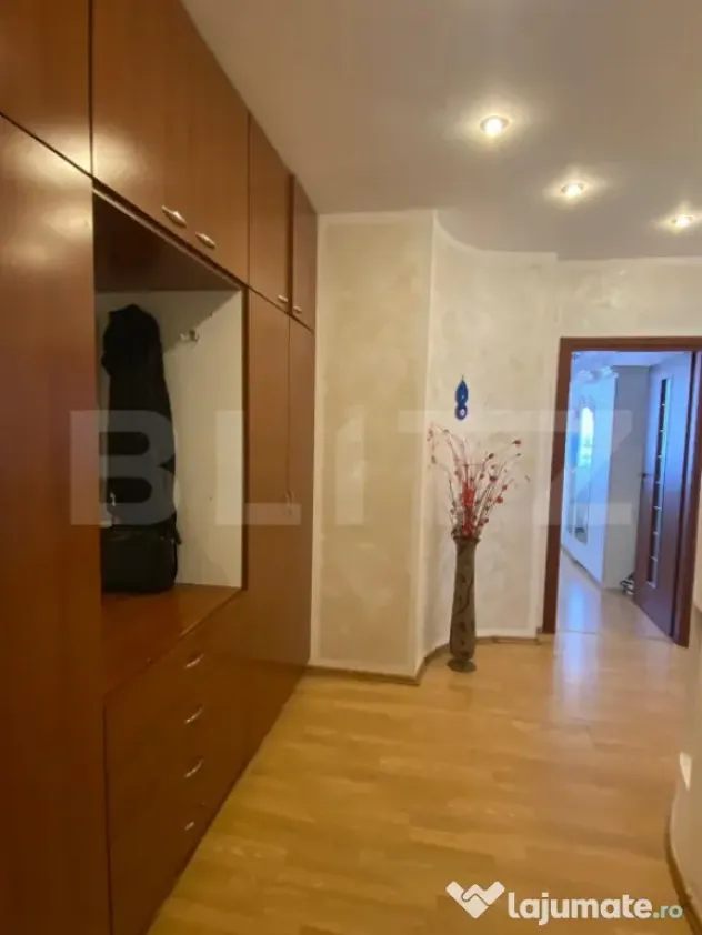 Apartament 4 camere de vanzare cu parcare inclusa, Zona de J