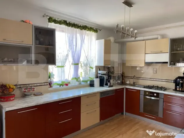 Apartament 4 camere de vanzare cu parcare inclusa, Zona de J