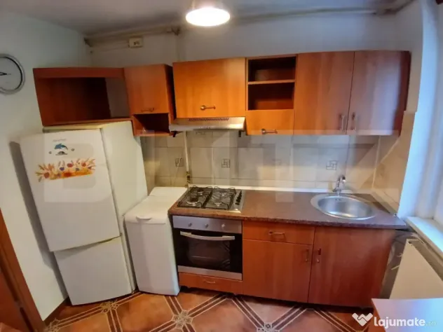 Apartament cu 2 camere, semidecomandat, în zonă liniștit?