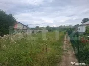 TEREN INTRAVILAN IMPREJMUIT DIN DOUA PARTI CU VECINI LINISTI 