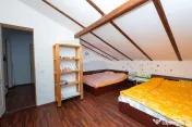 Casă de vânzare cu teren 2.340 mp și pârâu propriu ?... 