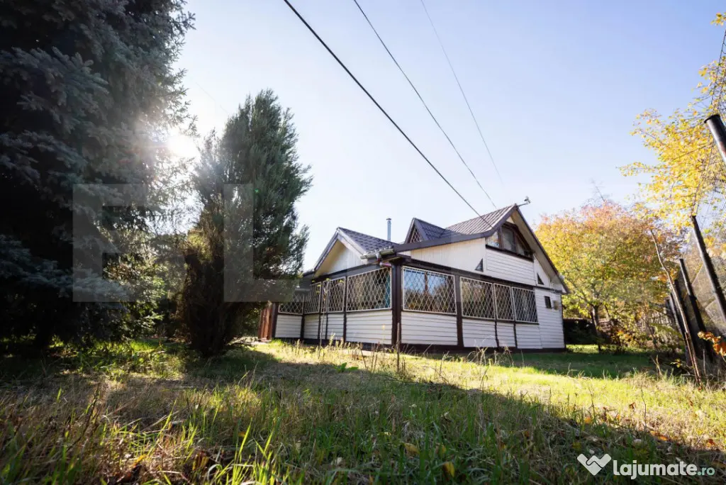 Casă de vacanță, teren 1000 mp, pârâu la limita proprie