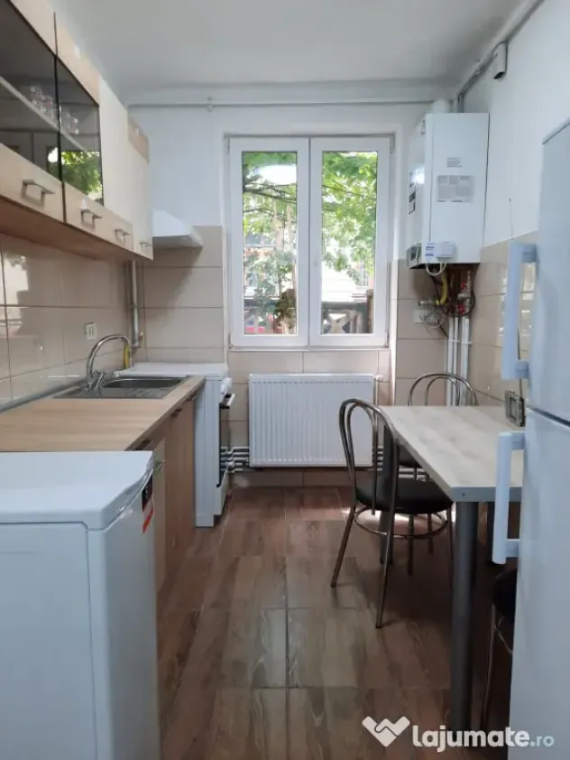 Inchiriez apartament cu doua camere, ultracentral, strada linistita.