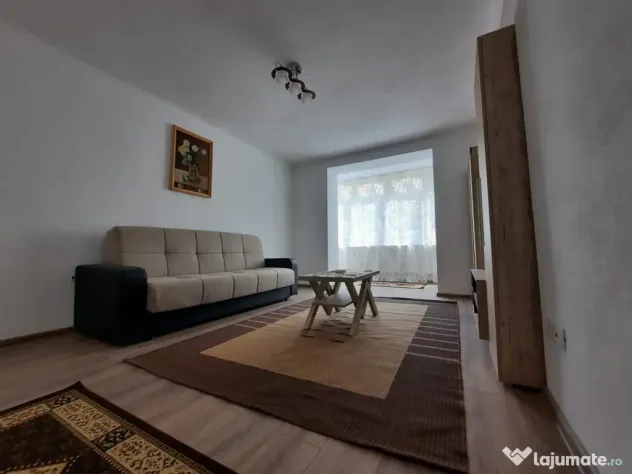 Inchiriez apartament cu doua camere, ultracentral, strada linistita.