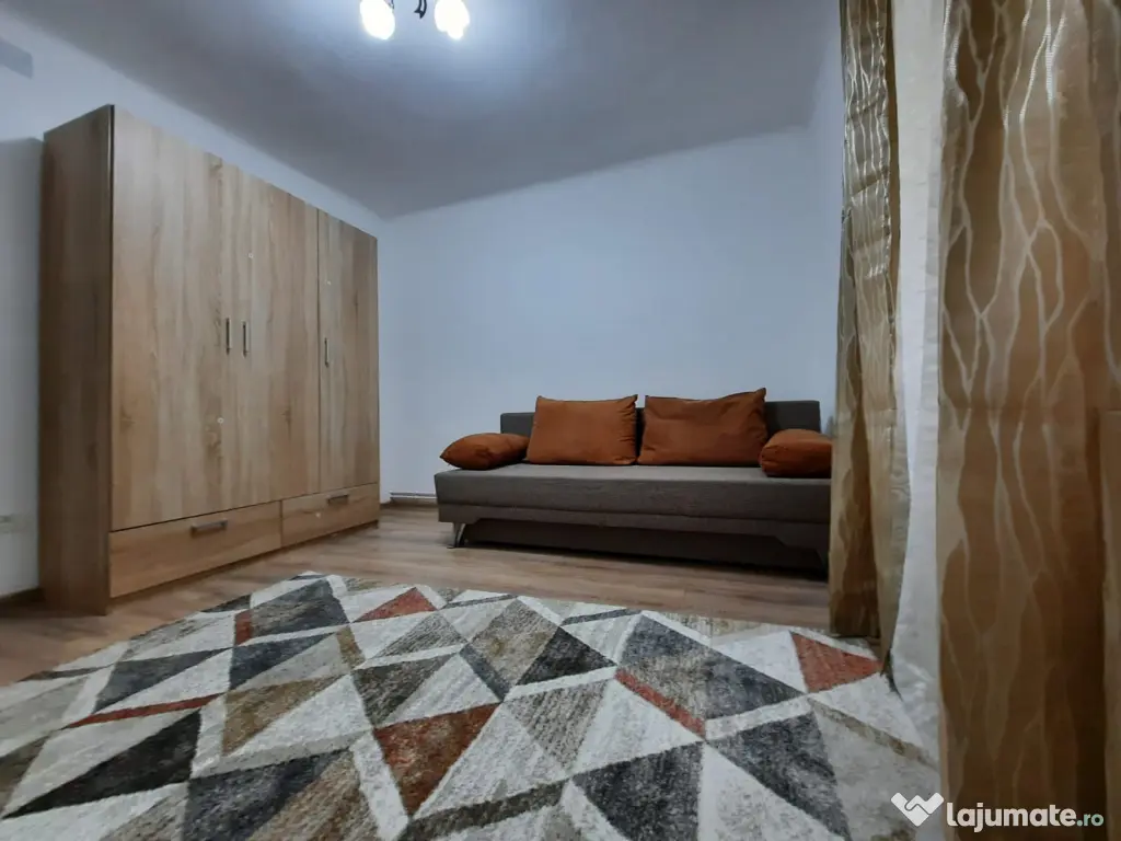 Inchiriez apartament cu doua camere, ultracentral, strada linistita.