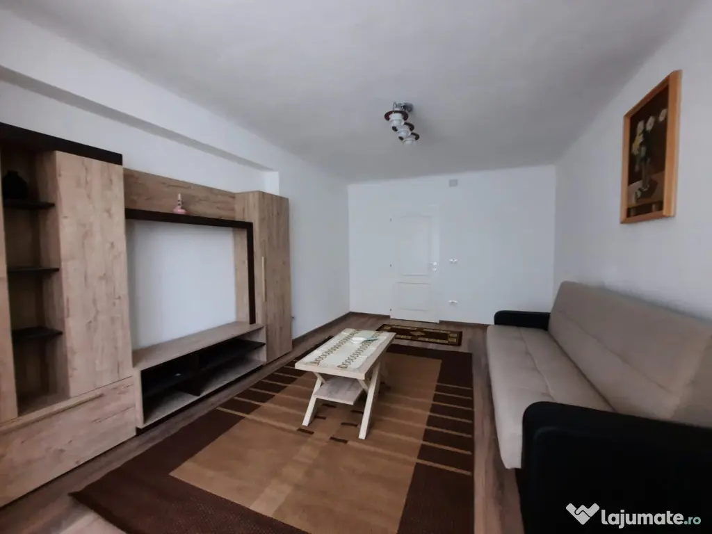 Inchiriez apartament cu doua camere, ultracentral, strada linistita.