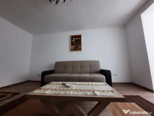 Inchiriez apartament cu doua camere, ultracentral, strada linistita.