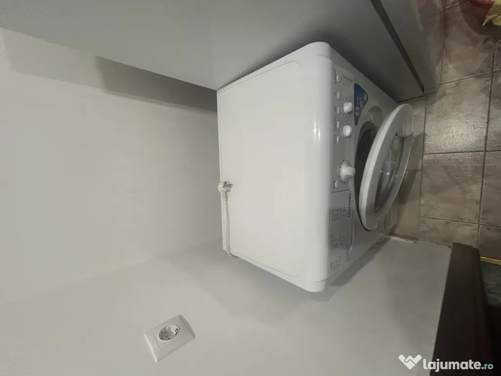 Vând mașină de spălat marca Indesit, 6 kg, 1000 RPM, clasa de energie A