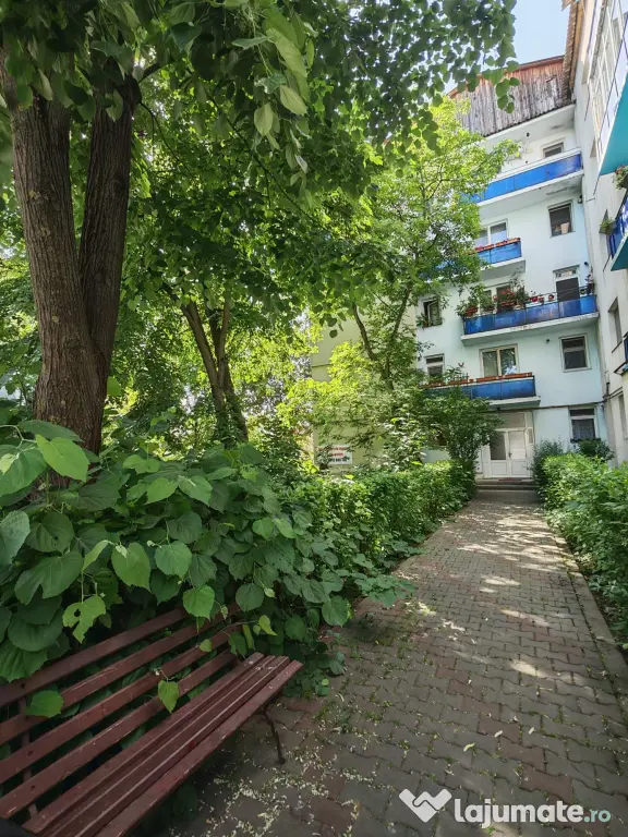 Apartament ultracentral Decebal, parcare, 2 balcoane, caramida, izolat, Bistrița