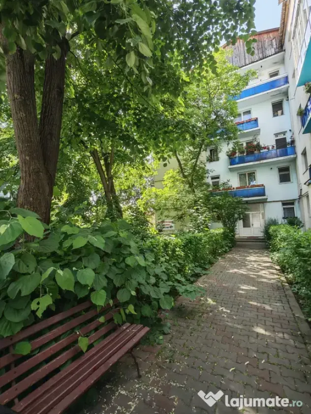 Apartament ultracentral Decebal, parcare, 2 balcoane, caramida, izolat, Bistrița