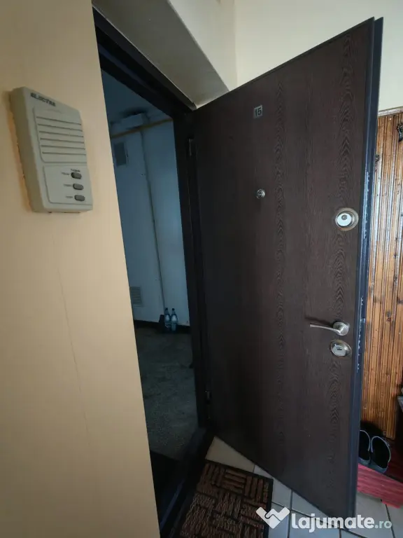Apartament ultracentral Decebal, parcare, 2 balcoane, caramida, izolat, Bistrița