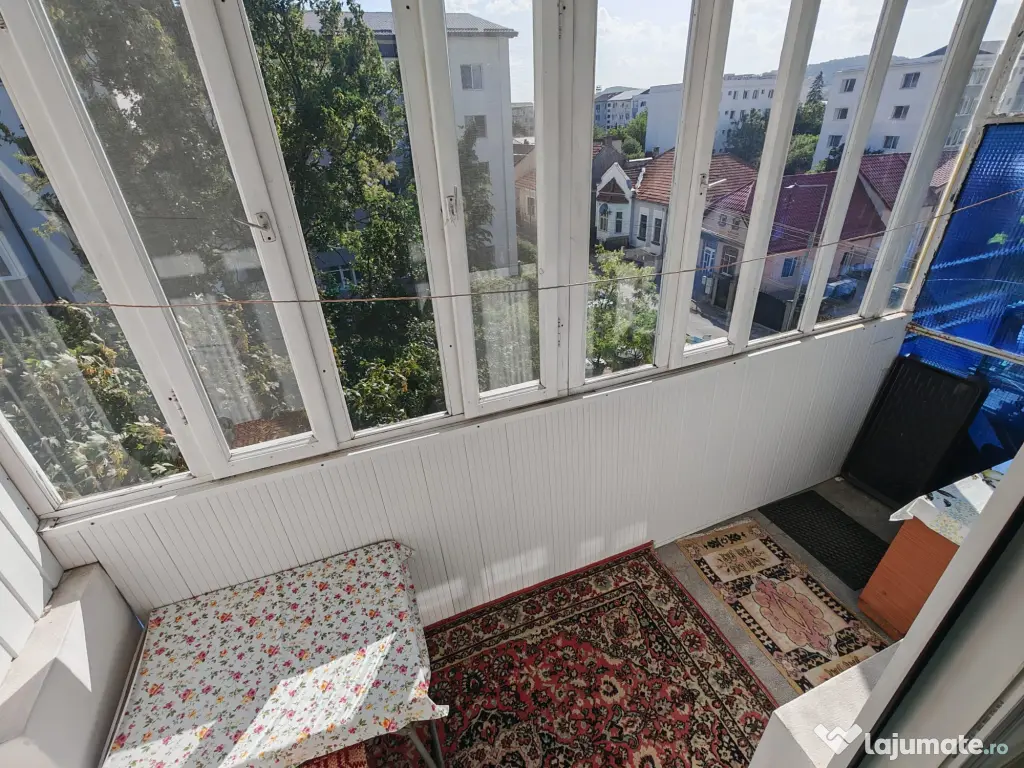 Apartament ultracentral Decebal, parcare, 2 balcoane, caramida, izolat, Bistrița