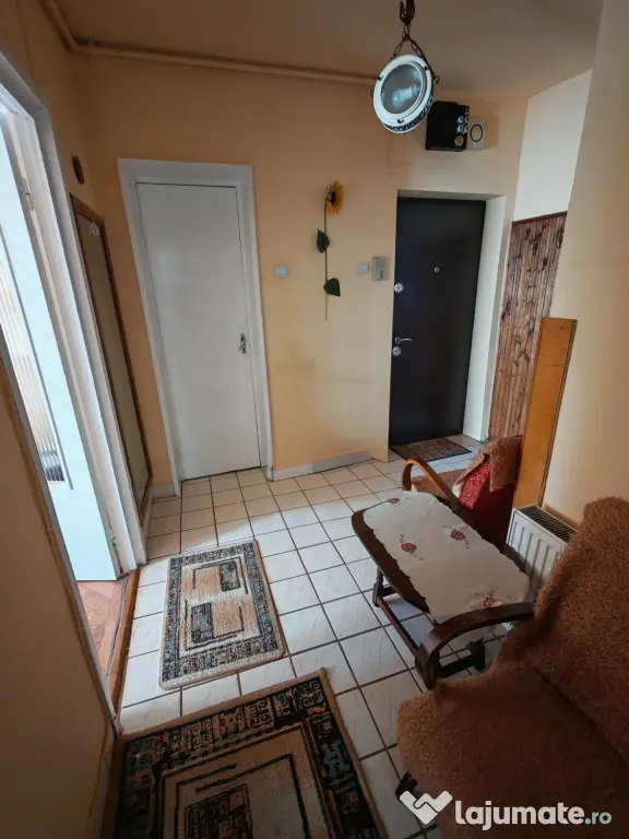 Apartament ultracentral Decebal, parcare, 2 balcoane, caramida, izolat, Bistrița