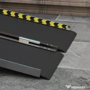 HOMCOM Rampă pliabilă pentru scaun cu rotile din aluminiu cu deflectoare și autocolante, 122x73,6x5,1 cm, neagră