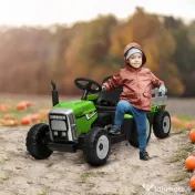 HOMCOM Tractor Electric cu Remorcă Detașabilă, Telecomandă, Muzică și Claxon, pentru Copii de 3-6 Ani, 136,5x50x52,5 cm, Verde | Aosom Romania 