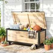 Outsunny Cutie de Depozitare pentru Exterior 121L cu Roți, Organizator din Lemn cu Armătură de Oțel, Maro | Aosom Romania 