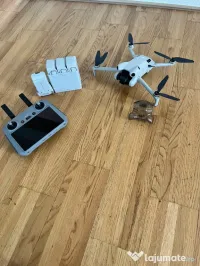 DJI Mini 4 Pro Fly More Combo cu telecomandă DJI RC 2 (cu ecran) 