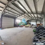 Proprietate industrială cu hală metalică, birouri și ...