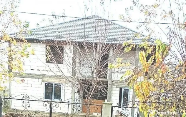 Casă la roșu cu posibilitate de personalizare proprie-t...