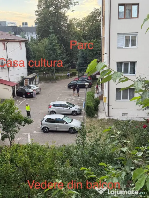 Vand apartament 2 camere decomandate Targu-Neamt, central langa parc
