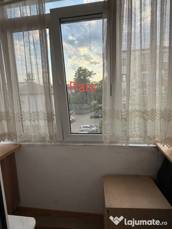Vand apartament 2 camere decomandate Targu-Neamt, central langa parc
