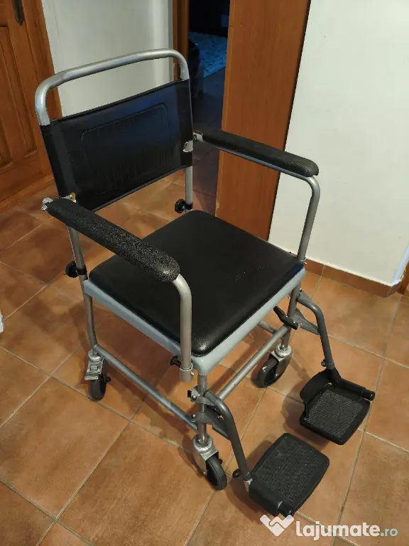 Vand scaun cu wc cu rotile pt persoane cu handicap