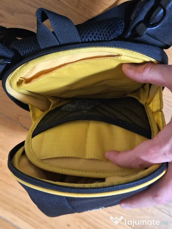 Geantă Nikon pentru camera foto. Marca Crumpler