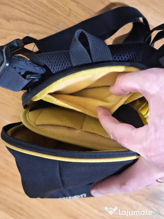 Geantă Nikon pentru camera foto. Marca Crumpler