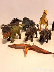 21 de figurine dinozauri din plastic, de colecție 
