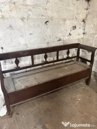 Mobilier vechi din lemn masiv 