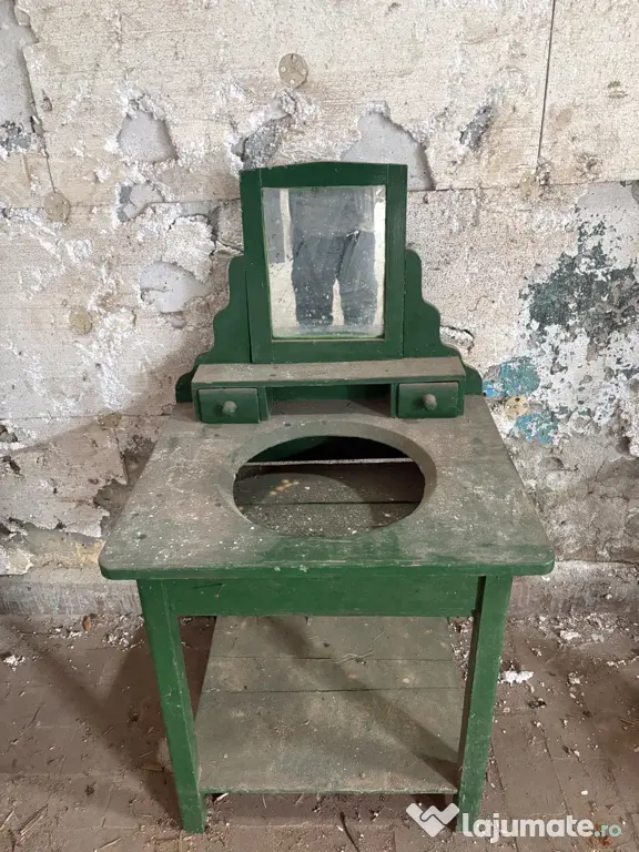 Mobilier vechi din lemn masiv