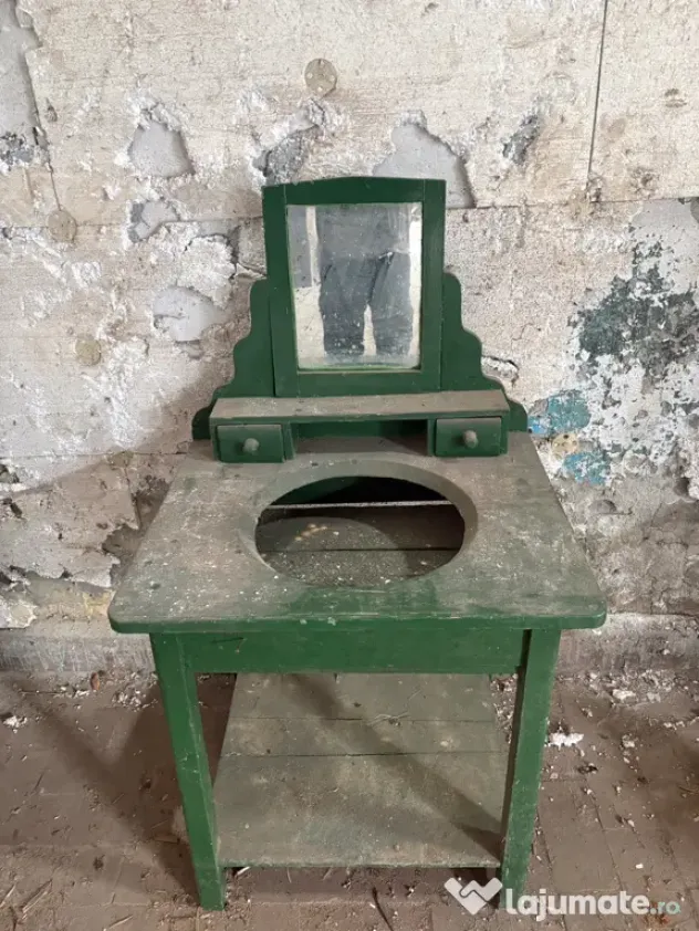 Mobilier vechi din lemn masiv