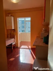 - Apartament 3 camere 66mp, zona Buzaului, etaj 3. Mobilat U