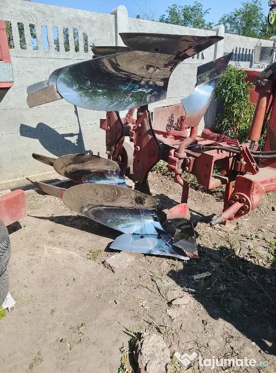 Vând tractor John Deere 1640, 70 de cai cu plug Nemier Delta cu două trupițe