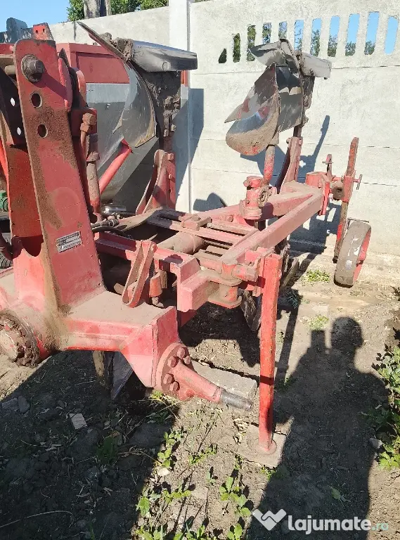 Vând tractor John Deere 1640, 70 de cai cu plug Nemier Delta cu două trupițe