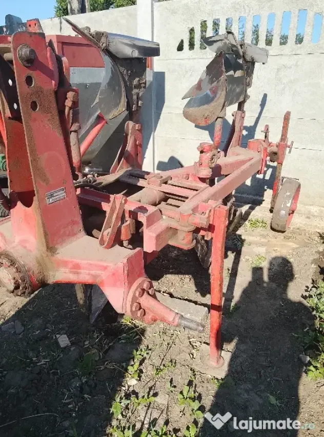Vând tractor John Deere 1640, 70 de cai cu plug Nemier Delta cu două trupițe