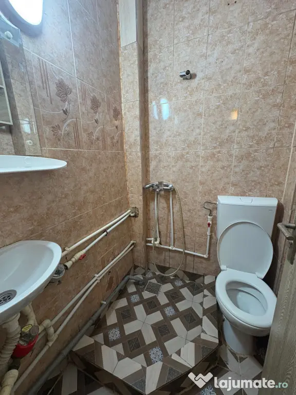 Podu Ros! Garsoniera, parter, bloc apartamente,libera!