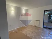 INCHIRIERE Apartament cu 3 camere + curte in zona Primaverii