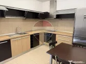 INCHIRIERE Apartament cu 3 camere + curte in zona Primaverii