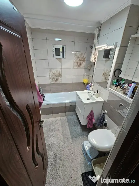 DE VANZARE APARTAMENT CU DOUA CAMERE