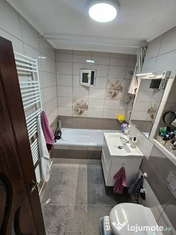 DE VANZARE APARTAMENT CU DOUA CAMERE