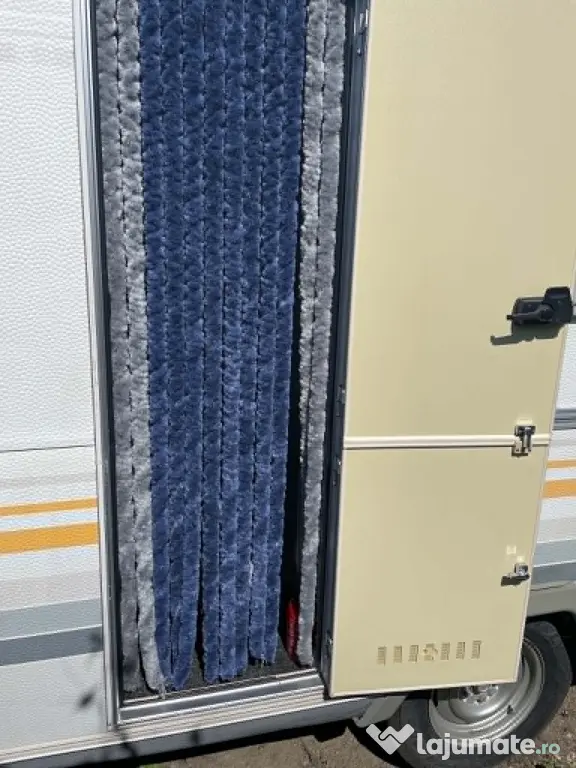 Vând (sau schimb cu autorulotă) rulotă Knaus cu două zone, panou 450 kw