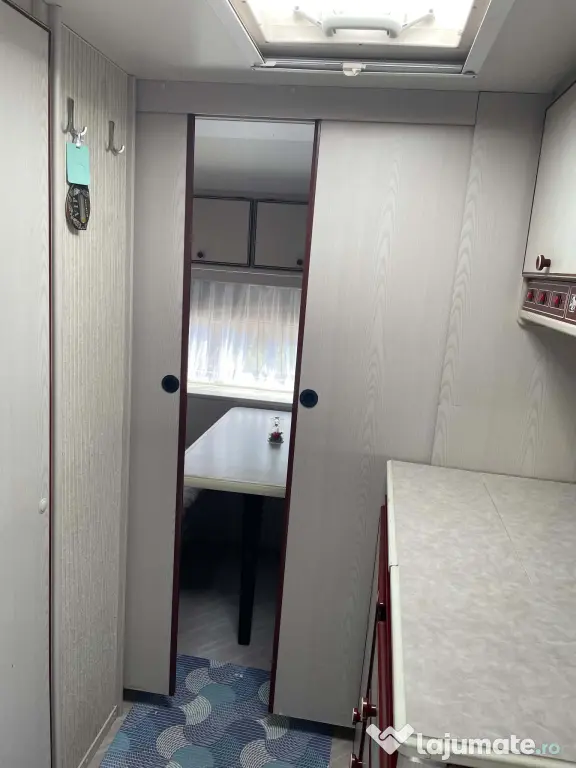 Vând (sau schimb cu autorulotă) rulotă Knaus cu două zone, panou 450 kw