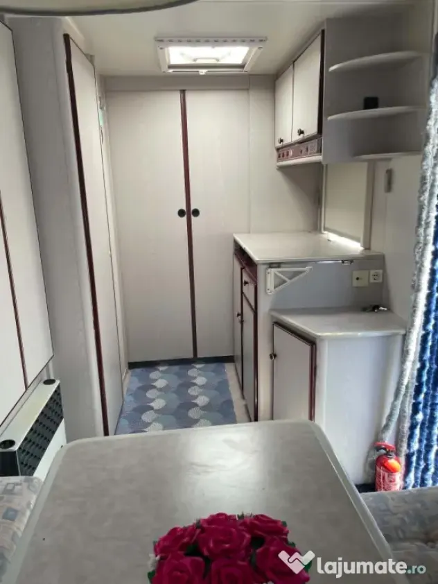 Vând (sau schimb cu autorulotă) rulotă Knaus cu două zone, panou 450 kw