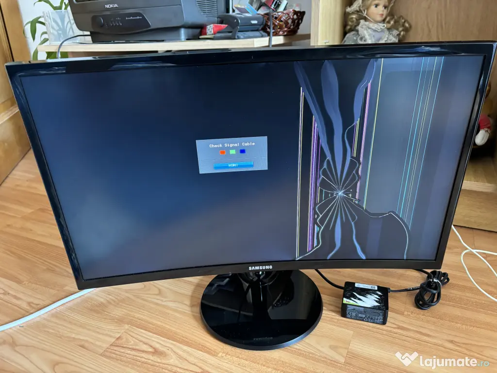 Monitor Samsung C24F390FHR – pentru piese (ecran spart)