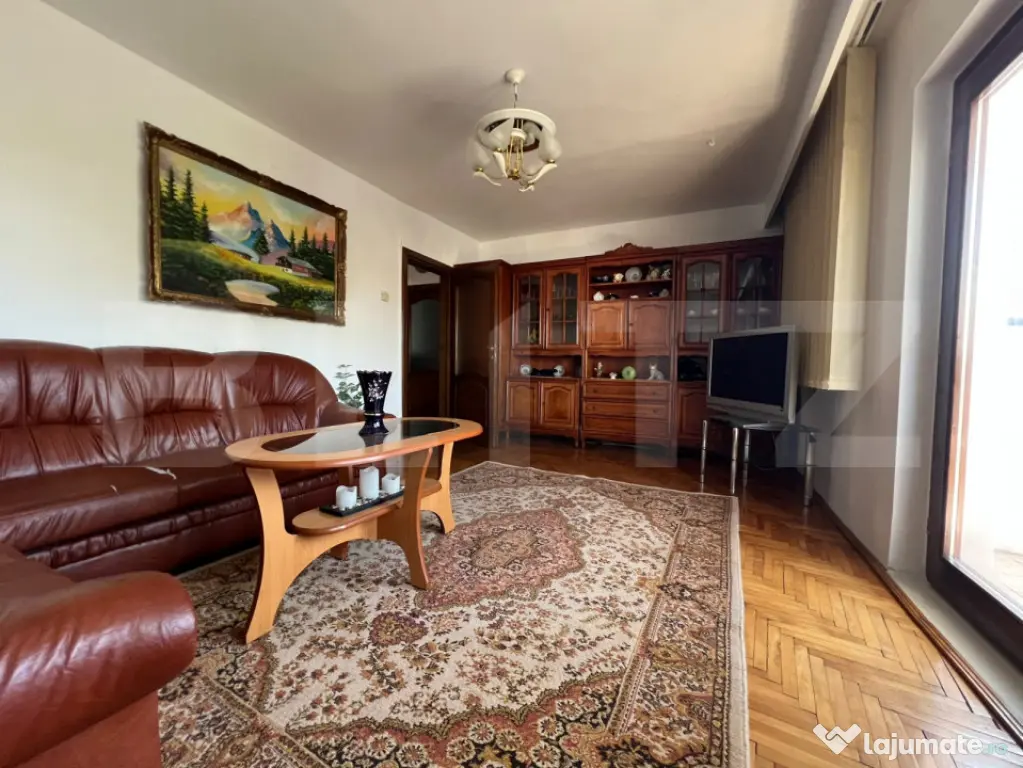 Apartament decomandat de închiriat — Zonă Urbană