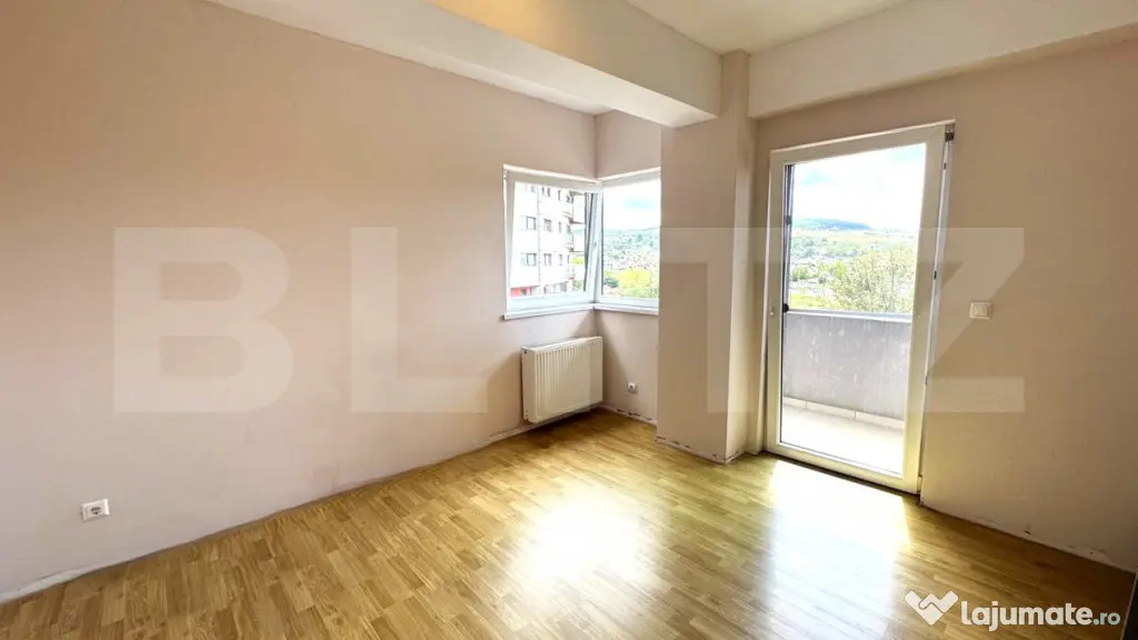 Apartament cu trei camere, etajul 2, zona Independentei