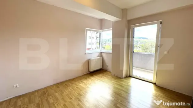 Apartament cu trei camere, etajul 2, zona Independentei
