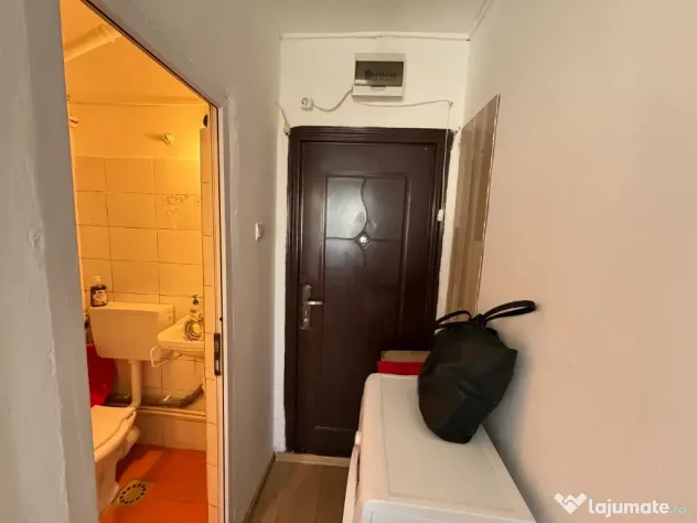 Garsoniera cu baie,str.Alunisului,etaj 3